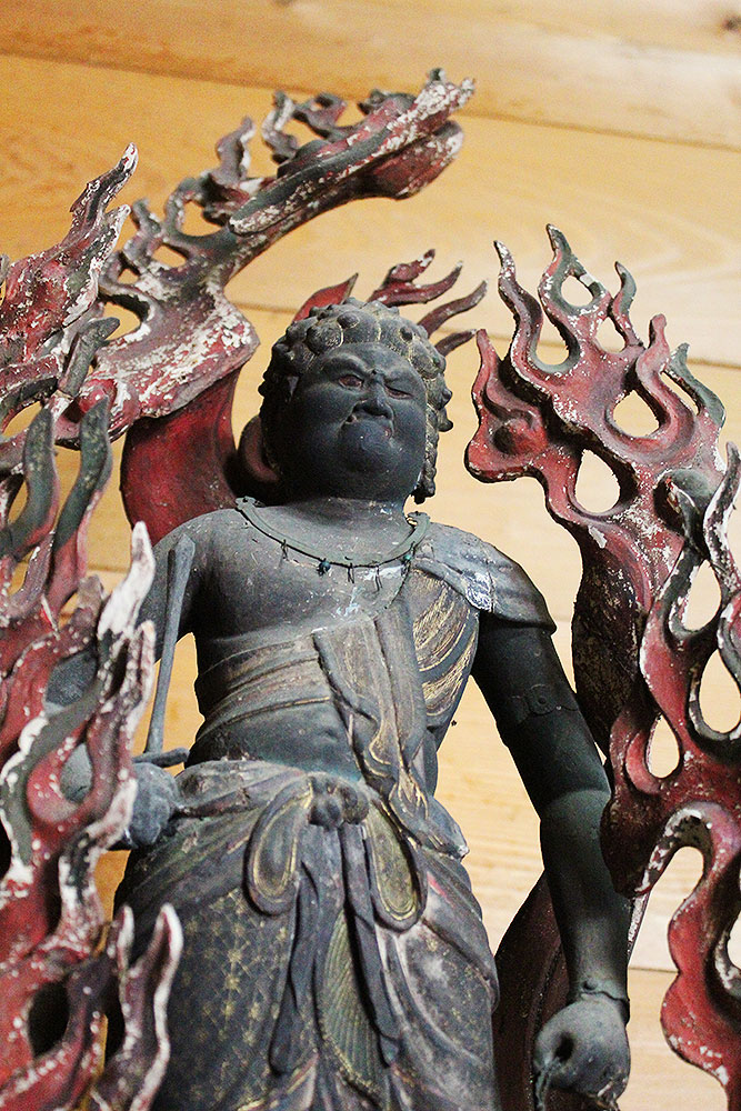 不動明王斜め下から