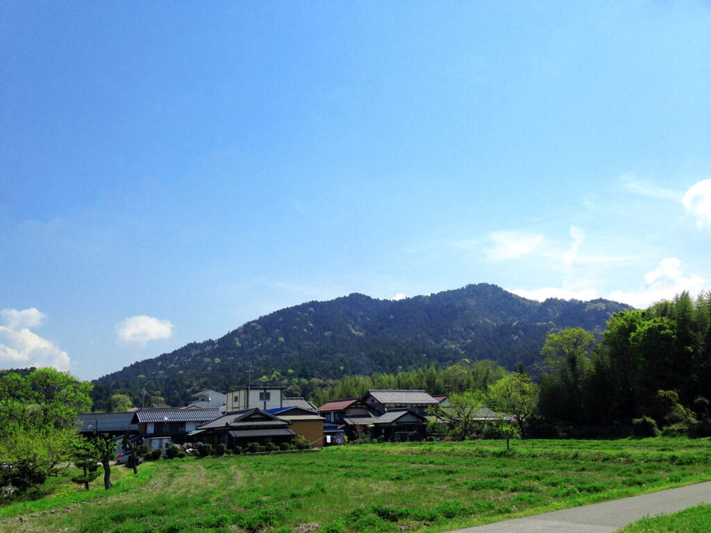 金剛輪寺を抱く秦川山